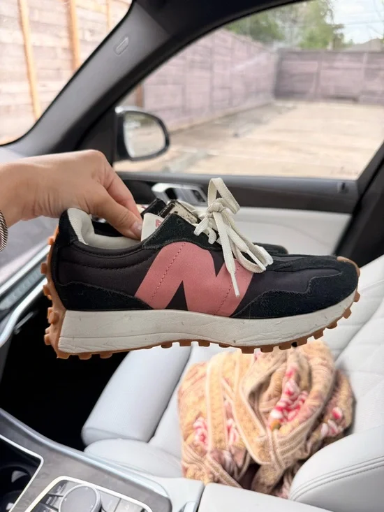 New Balance 327 Women’s Black & Pink Retro Style Sneakers - Picture 3 of 8